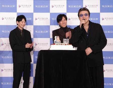 誕生日ケーキを贈られた豊原功補（右）と笑顔を見せる（左から）向井理、要潤＝東京・辰巳のＷＯＷＯＷ（撮影・佐々木彰尚）
