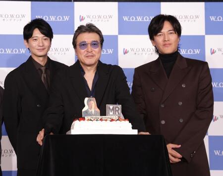 誕生日ケーキを贈られた豊原功補＝東京・辰巳のＷＯＷＯＷ（撮影・佐々木彰尚）