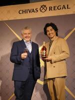 撮影に応じる（左から）サンディ・ヒスロップ氏、中尾明慶＝都内