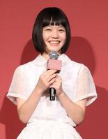 笑顔を見せる小八重葵美（撮影・金田祐二）　