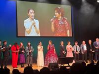 ゲスト出演したメンバーら。モニター左は妻でインフルエンサーのやしきさくらさん