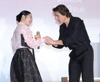 ＭＣを務めた関根麻里（左）の手を握り感謝をを伝えるトム・クルーズ＝東京・ＴＯＨＯシネマズ六本木ヒルズ（撮影・棚橋慶太）
