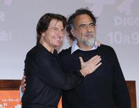 笑顔を見せるトム・クルーズ（左）とアレハンドロ・Ｇ・イニャリトゥ監督＝東京・ＴＯＨＯシネマズ六本木ヒルズ（撮影・棚橋慶太）