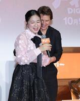 関根麻里（左）をエスコートするトム・クルーズ＝東京・ＴＯＨＯシネマズ六本木ヒルズ（撮影・棚橋慶太）