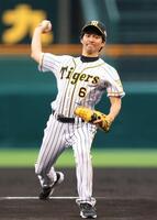 ２０１８年９月に甲子園でファーストピッチセレモニーを行った渡部建　