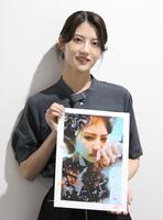 デビュー１５周年を記念した作品展を開催している若月佑美