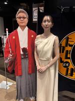 やしきたかじんさんのパネル（左）と記念撮影するやしきさくらさん＝５日