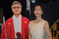 やしきたかじんさんのパネル（左）と２ショットのやしきさくらさん＝５日