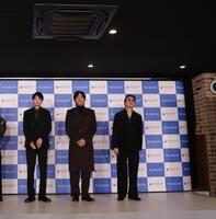 会見に出席した（左から）向井理、要潤、豊原功補＝東京・辰巳のＷＯＷＯＷ（撮影・佐々木彰尚）