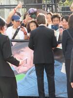 熱心にファンサービスをするトム・クルーズ＝東京・中央区