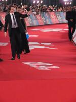 熱心にファンサービスをするトム・クルーズ＝東京・中央区