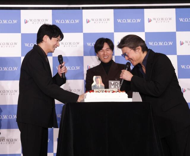 向井理と握手をする豊原功補（右）。笑顔の要潤＝東京・辰巳のＷＯＷＯＷ（撮影・佐々木彰尚）