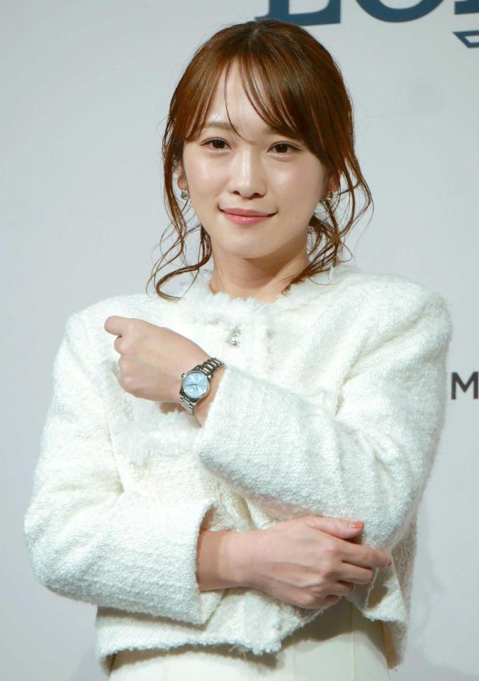 腕時計を披露する川栄李奈　
