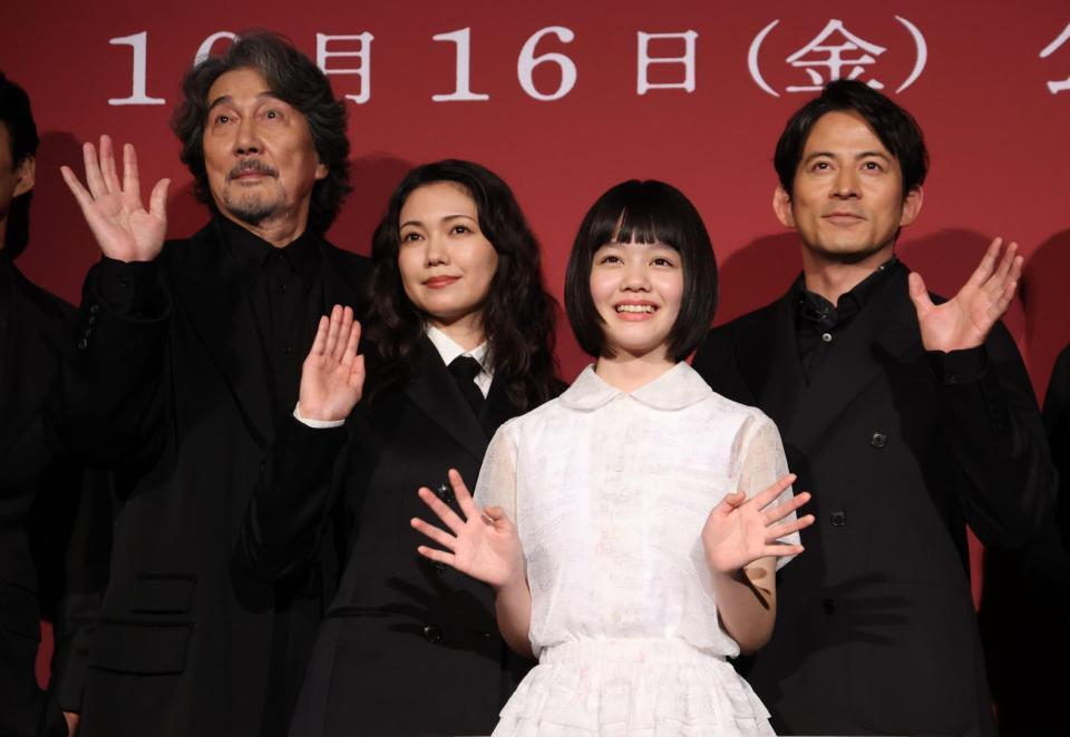 笑顔で手を振る（左から）役所広司、二階堂ふみ、小八重葵美、岡田准一＝新宿ピカデリー（撮影・金田祐二）