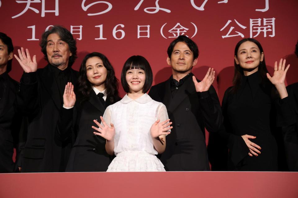 笑顔で手を振る（左から）役所広司、二階堂ふみ、小八重葵美、岡田准一、吉田羊＝新宿ピカデリー（撮影・金田祐二）