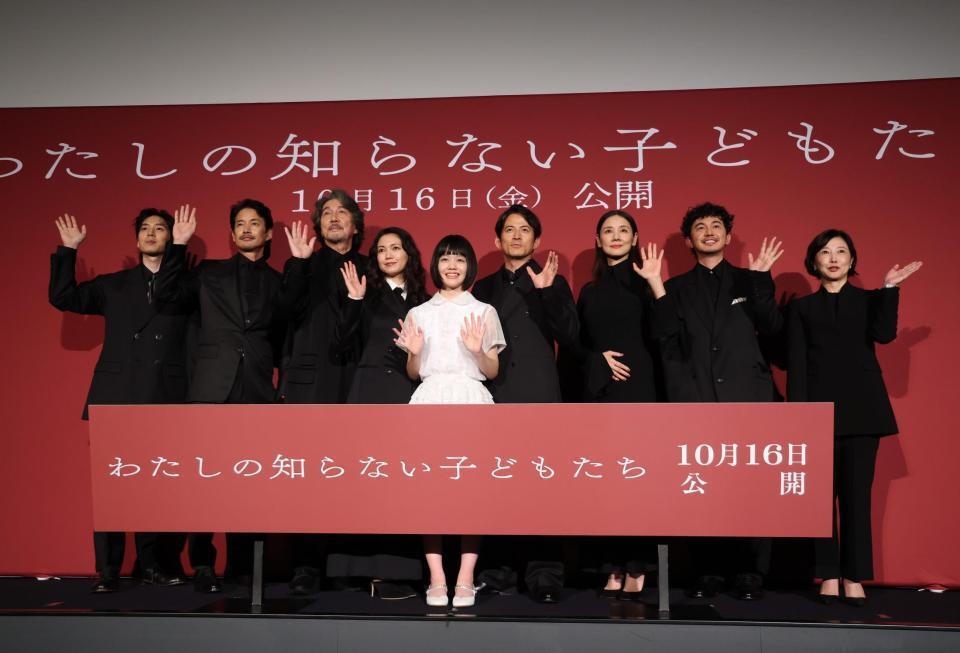 笑顔で手を振る（左から）坂東龍汰、竹野内豊、役所広司、二階堂ふみ、小八重葵美、岡田准一、吉田羊、原摩利彦、西川美和監督＝新宿ピカデリー（撮影・金田祐二）