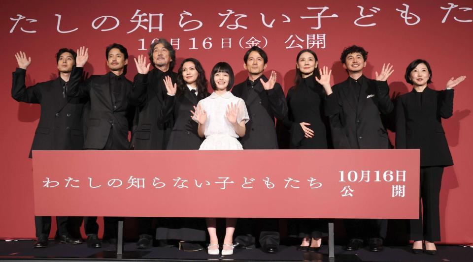 手を振る（左から）坂東龍汰、竹野内豊、役所広司、二階堂ふみ、小八重葵美、岡田准一、吉田羊、原摩利彦、西川美和監督（撮影・金田祐二）　