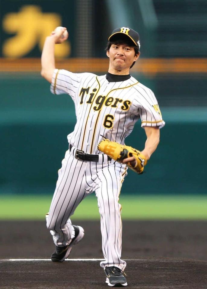 ２０１８年９月に甲子園でファーストピッチセレモニーを行った渡部建　