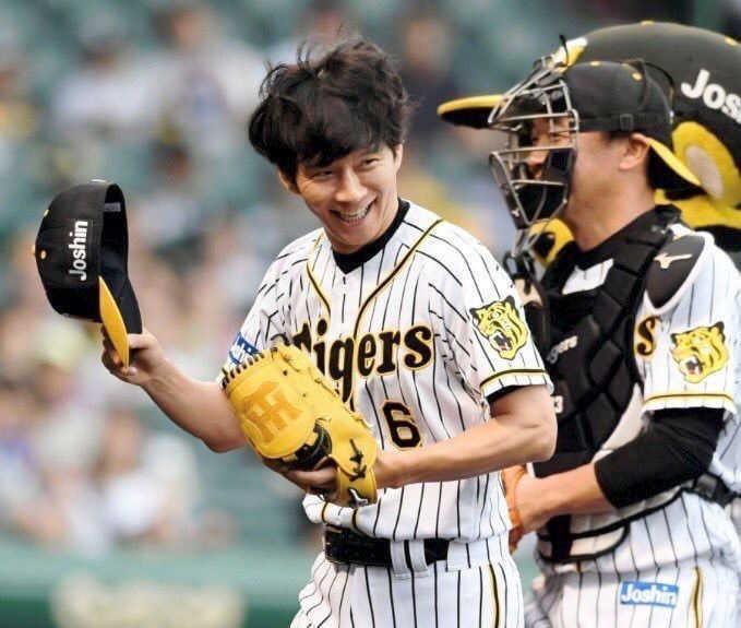 ２０１８年９月に甲子園でファーストピッチセレモニーを行った渡部建　