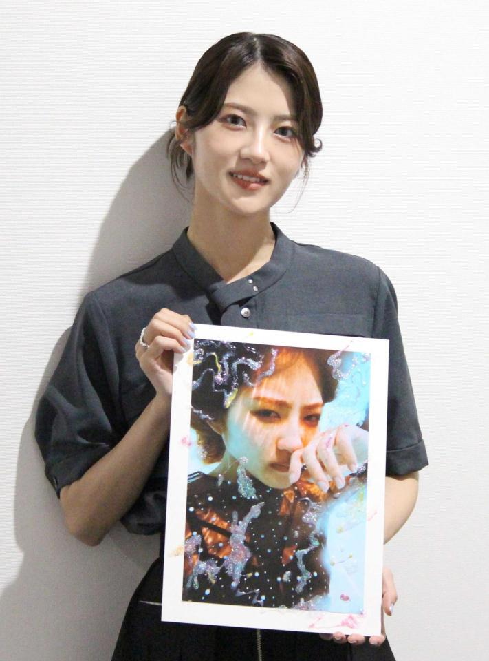 デビュー１５周年を記念した作品展を開催している若月佑美