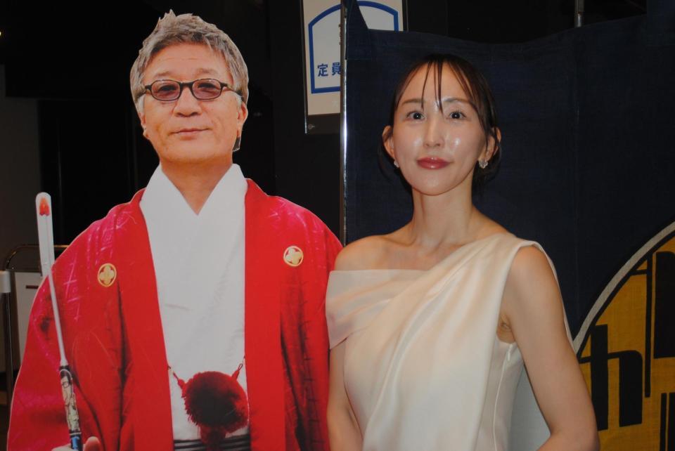 やしきたかじんさんのパネル（左）と２ショットのやしきさくらさん＝５日