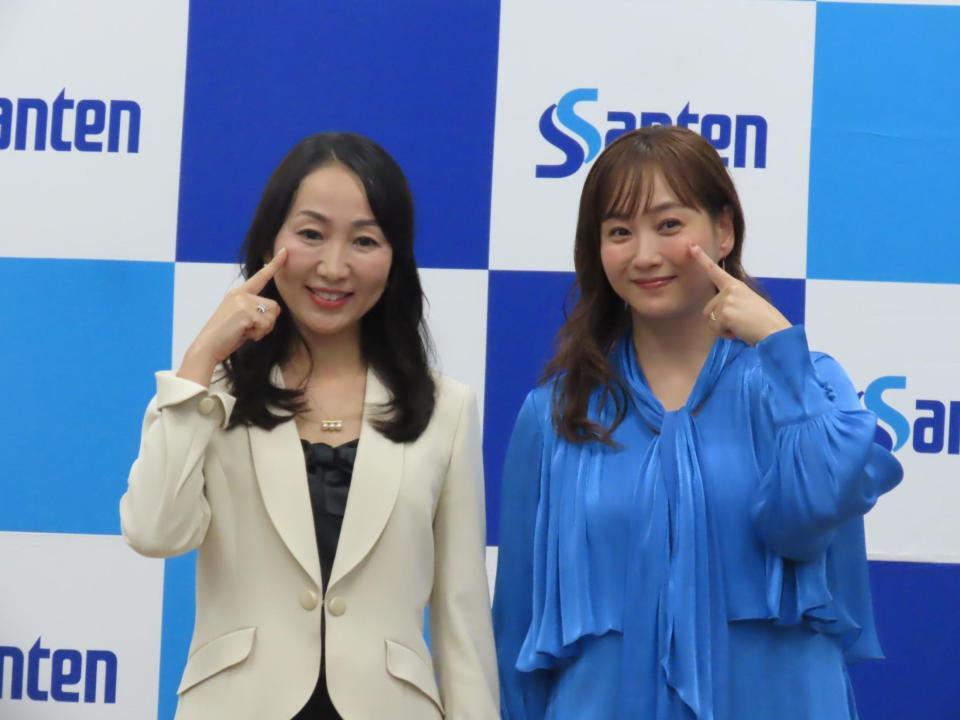 目の近視予防イベントに出席した藤本美貴（右）と東邦大学医学部の松村沙衣子准教授