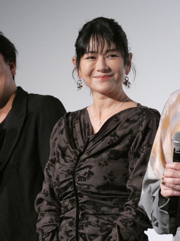 舞台あいさつを行った真木よう子