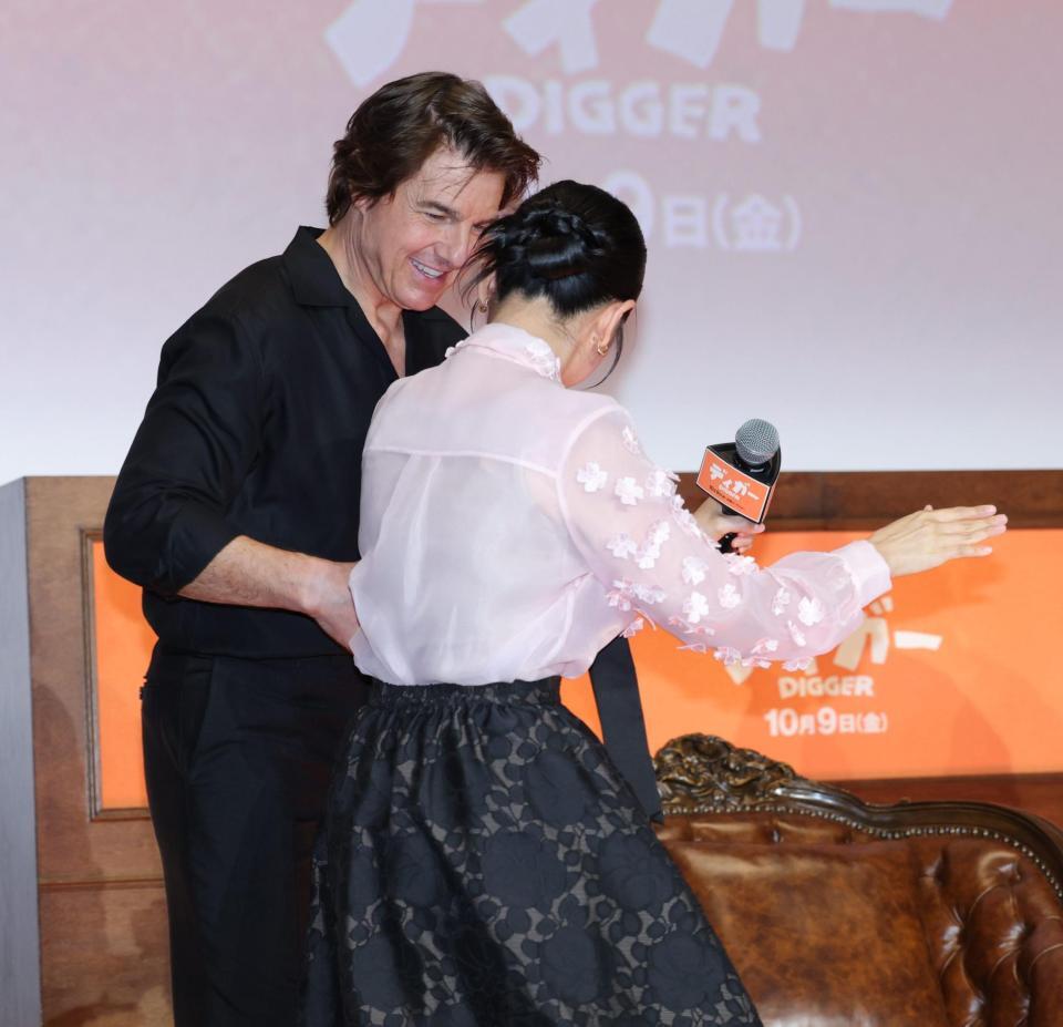 ＭＣの関根麻里（右）をエスコートするトム・クルーズ＝東京・ＴＯＨＯシネマズ六本木ヒルズ（撮影・棚橋慶太）