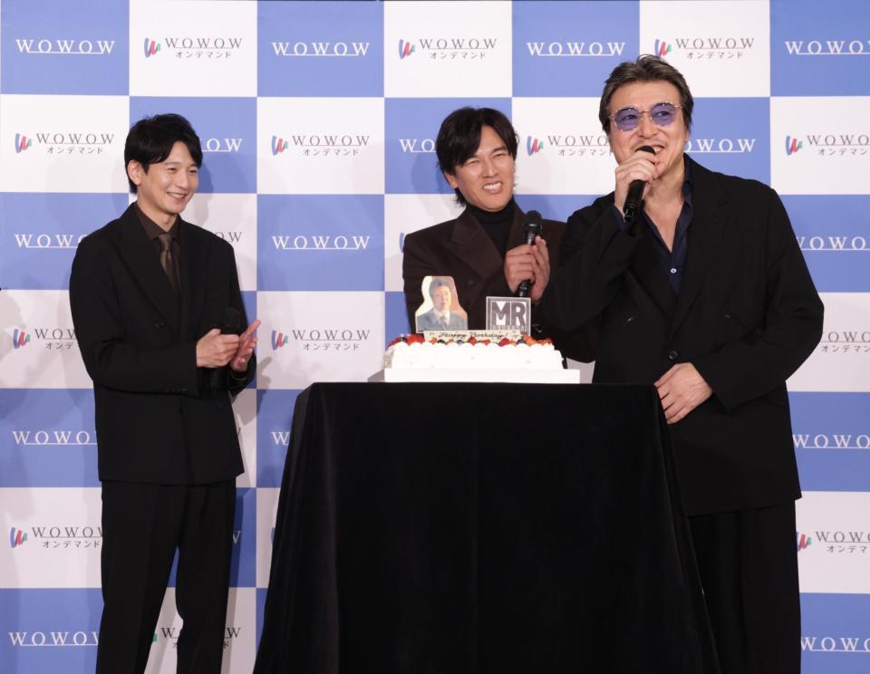 誕生日ケーキを贈られた豊原功補（右）と笑顔を見せる（左から）向井理、要潤＝東京・辰巳のＷＯＷＯＷ（撮影・佐々木彰尚）