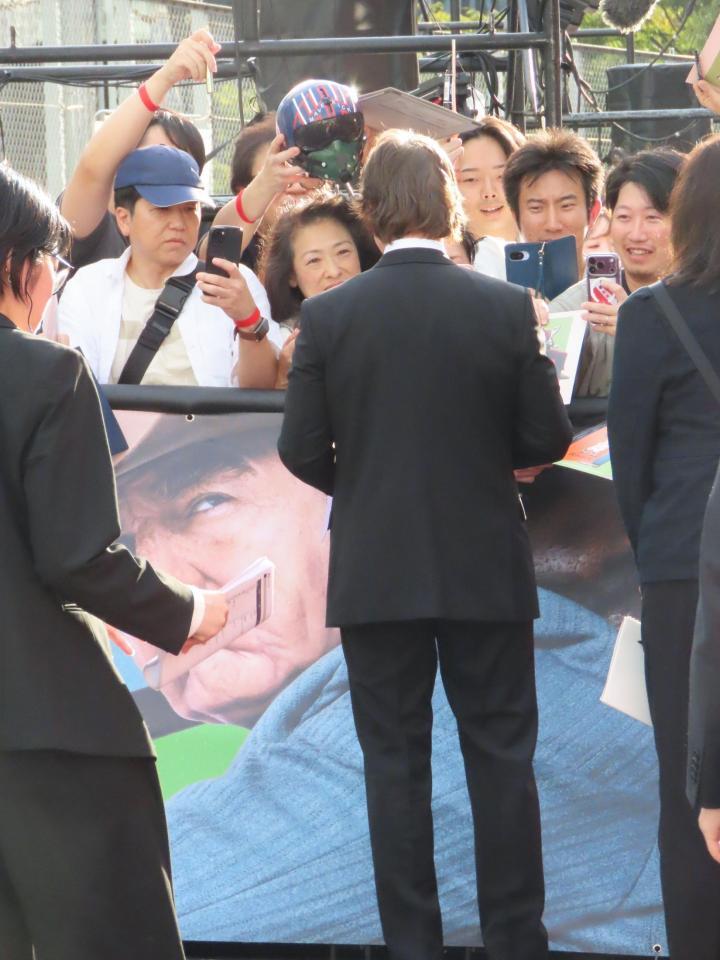 熱心にファンサービスをするトム・クルーズ＝東京・中央区