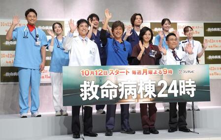 笑顔で手を振る（前列左から）沢村一樹、江口洋介、松嶋菜々子、八嶋智人（後列左から）中山翔貴、白石聖、木戸大聖、萩原利久、横田真悠、杏花（撮影・西岡正）