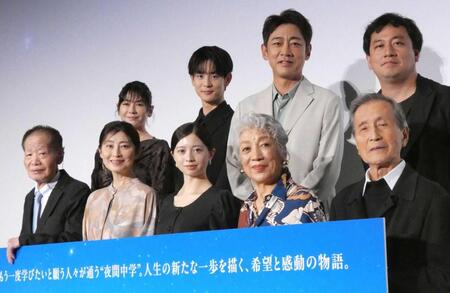 （前列左から）角川春樹総監督、仙道敦子、桜田ひより、中尾ミエ、山本學、（後列同）真木よう子、小林虎之介、小泉孝太郎、中川龍太郎監督