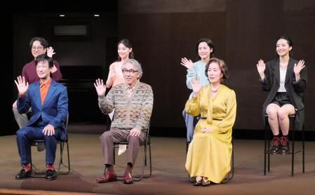 会見に出席した（前列左から）堺雅人、段田安則、高畑淳子、（後列同）迫田孝也、倉科カナ、伊勢佳世、ｓａｒａ