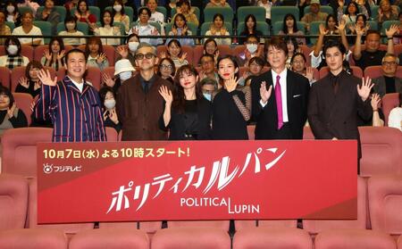 手を振る（左から）きょん、渡部篤郎、石原さとみ、河合優実、草刈正雄、寛一郎（撮影・石井剣太郎）