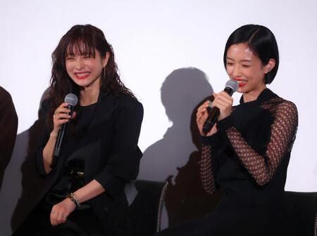 共演を振り返る石原さとみ（左）と河合優実（撮影・石井剣太郎）
