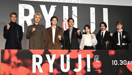 そろってガッツポーズを決める（左から）伊藤英明、ＪＵＮＯＮ、萩原利久、柳楽優弥、川栄李奈、三宅健、ＲＹＵＫＩ（撮影・堀内翔）