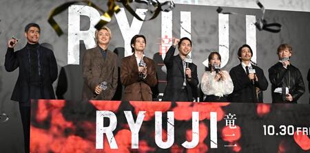 キャノン砲が発射されて喜ぶ（左から）伊藤英明、ＪＵＮＯＮ、萩原利久、柳楽優弥、川栄李奈、三宅健、ＲＹＵＫＩ（撮影・堀内翔）