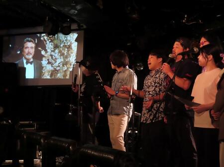 ＡＩでよみがえった尾崎紀世彦さんとともに歌うイベント出演者たち