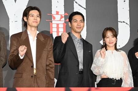 そろってガッツポーズをする（左から）萩原利久、柳楽優弥、川栄李奈（撮影・堀内翔）