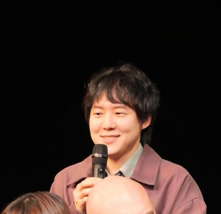 会見に出席した小日向星一