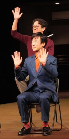 会見に出席した堺雅人（前列）と迫田孝也