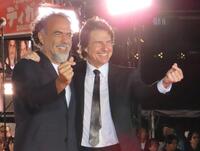 アレハンドロ・Ｇ・イニャリトゥ監督（左）と笑顔を見せるトム・クルーズ