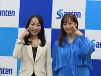 目の近視予防イベントに出席した藤本美貴（右）と東邦大学医学部の松村沙衣子准教授