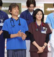 共演する江口洋介（左）と松嶋菜々子（撮影・西岡正）