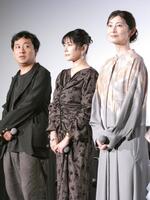 舞台あいさつを行った真木よう子（中央）