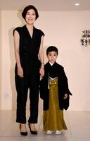 寺島しのぶと長男・眞秀（２０１８年６月）