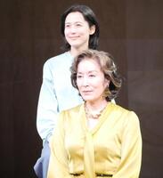 会見に出席した高畑淳子（前列）と伊勢佳世