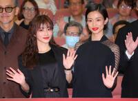 手を振る石原さとみ（左）と河合優実（撮影・石井剣太郎）