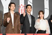 そろってガッツポーズをする（左から）萩原利久、柳楽優弥、川栄李奈（撮影・堀内翔）