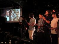 ＡＩでよみがえった尾崎紀世彦さんとともに歌うイベント出演者たち